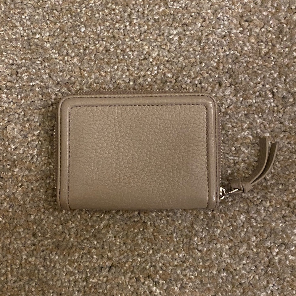 Tory Burch tan wallet 👡👜👝 New condition, no rips, no scuffs, no stains - Picture 2 of 3